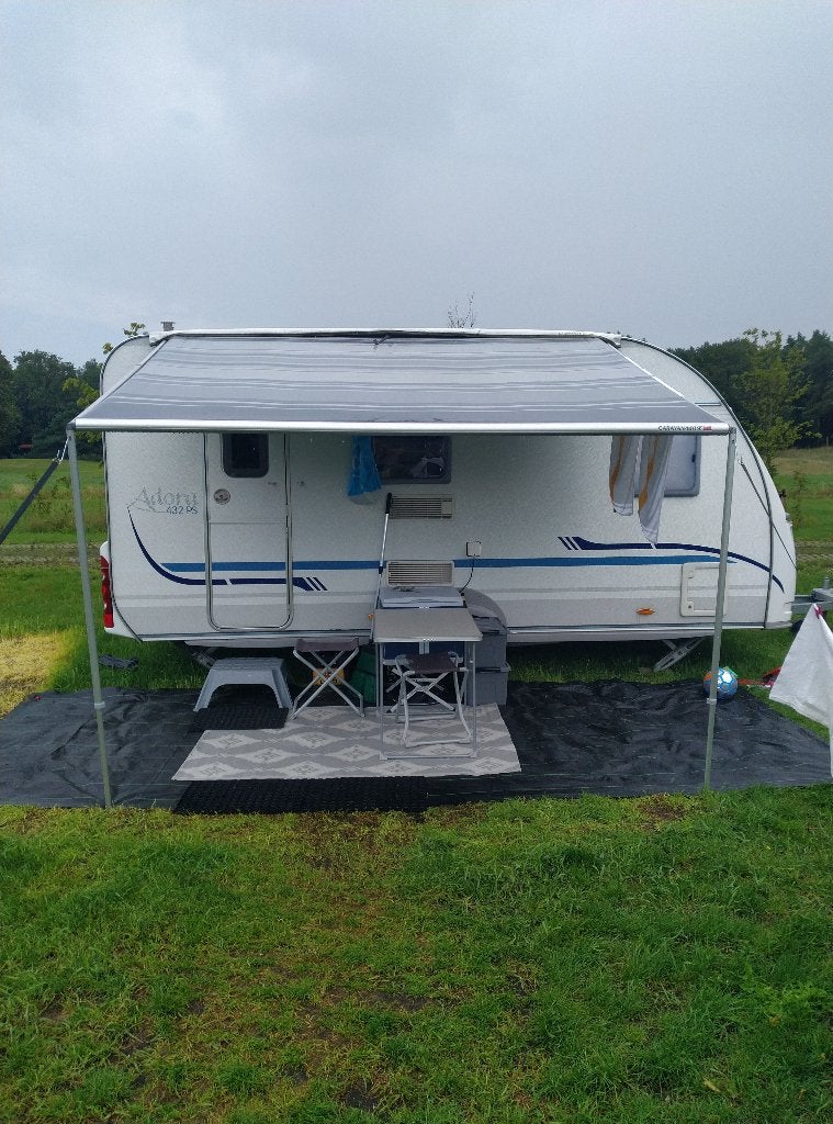 Adria adora 432 PS Caravan met Luifel en Vast Bed, Treinzit, 750 - 1000 kg, Particulier, Vast bed