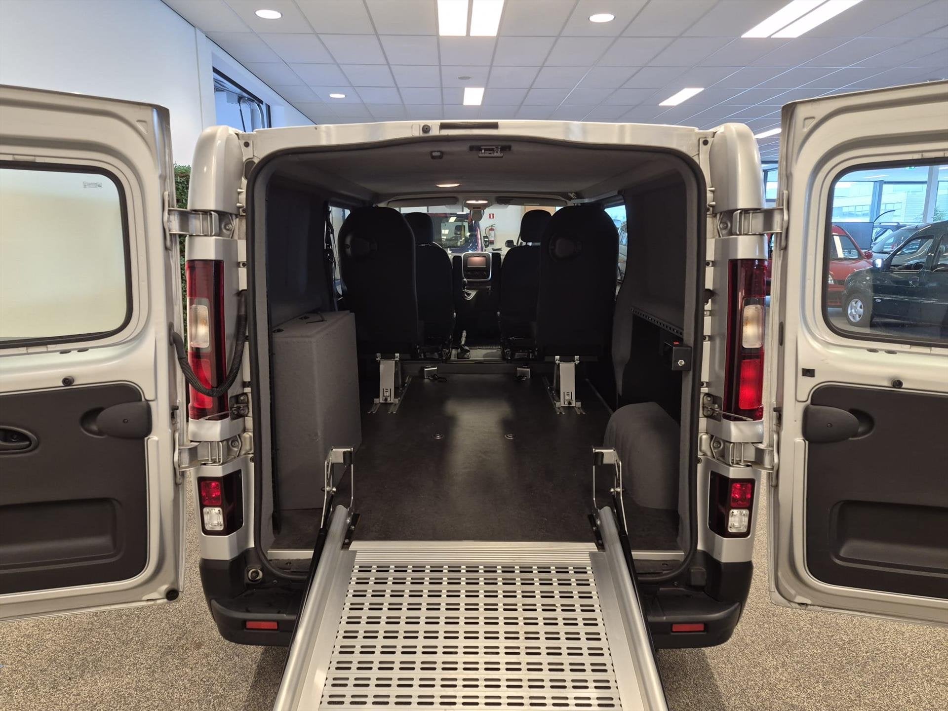 Renault Trafic L2H1 Rolstoelbus, Origineel Nederlands, Bedrijf, Te koop, 750 kg