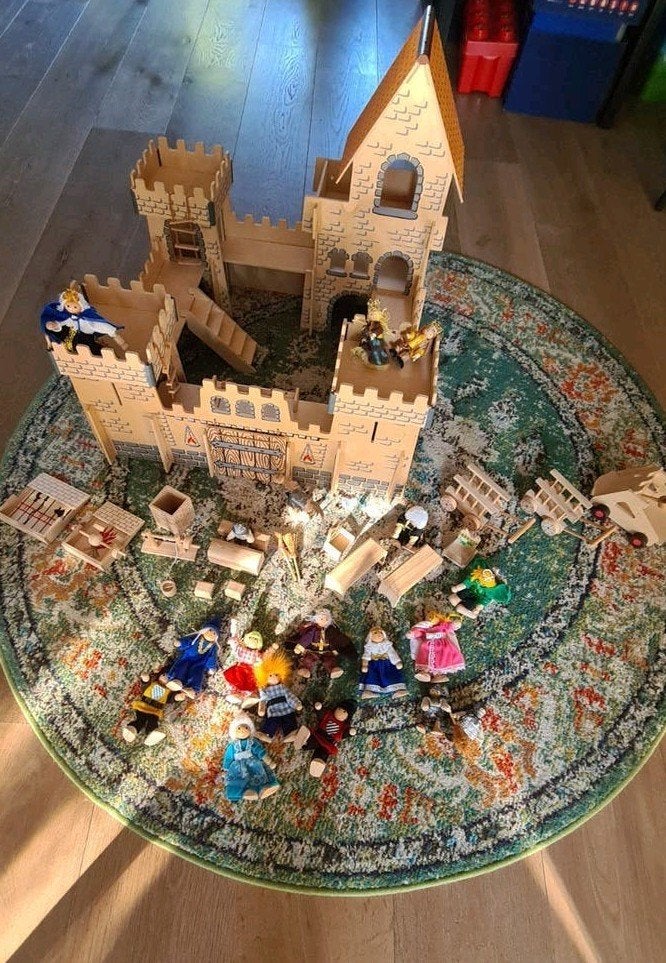 Groot houten kasteel met poppen en accessoires, Ophalen, Zo goed als nieuw, Overige typen
