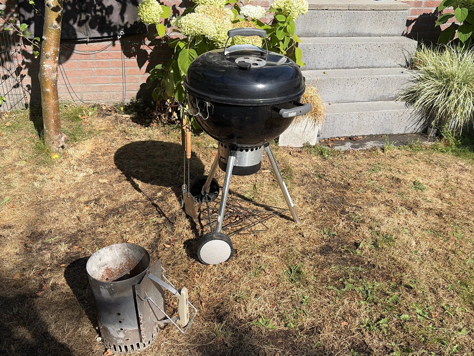 Weber Compact 47cm plus starter, hoes en 10kg briketten, Ophalen, Gebruikt