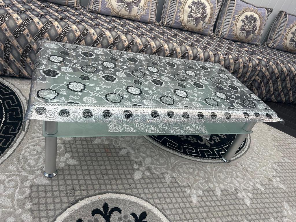 Moderne salontafel met glazen blad en metalen poten, Huis en Inrichting, Tafels | Salontafels, 100 tot 150 cm, Minder dan 50 cm