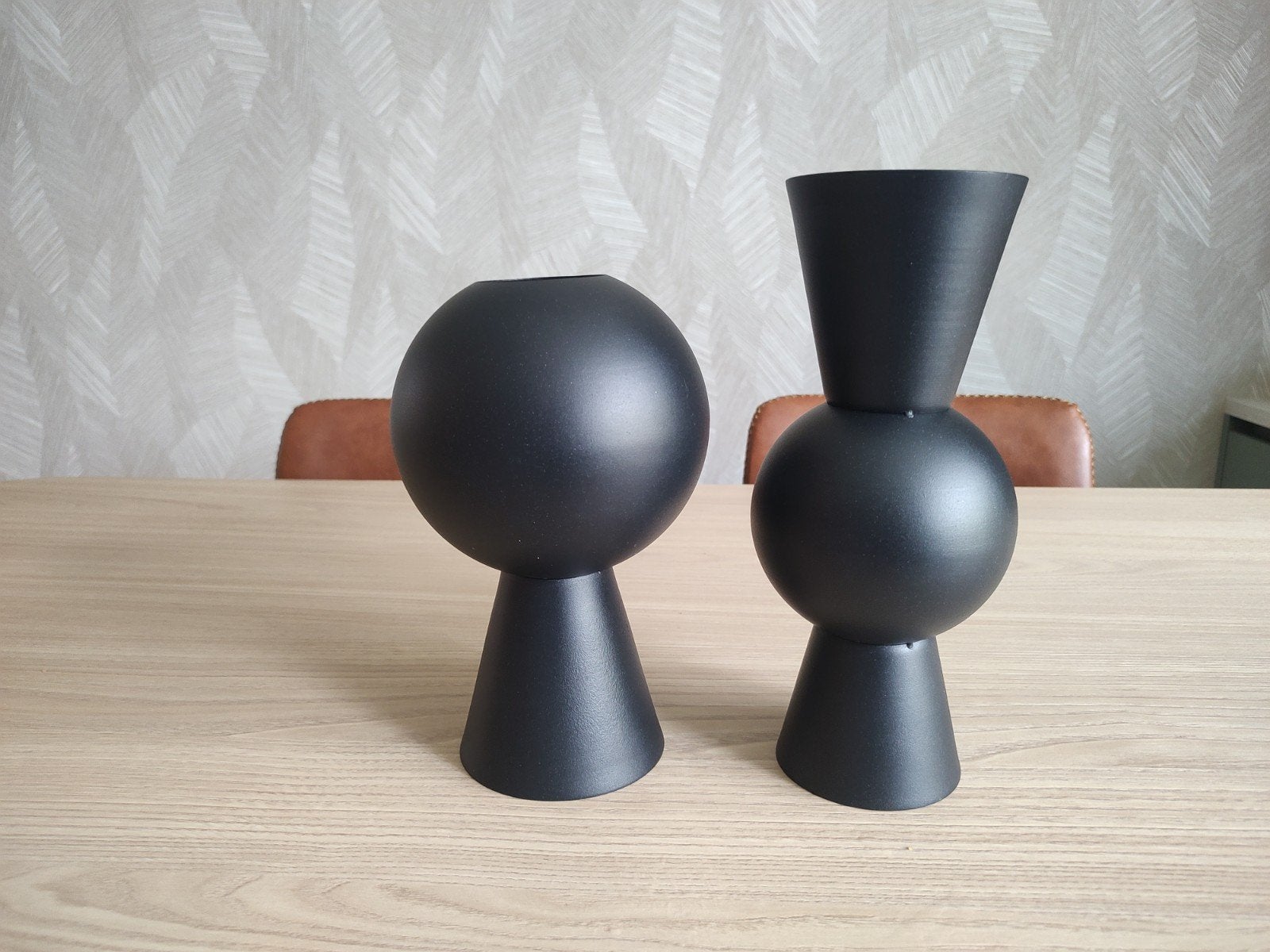 2 metalen vazen (of kunstobjecten), Ophalen of Verzenden, Gebruikt