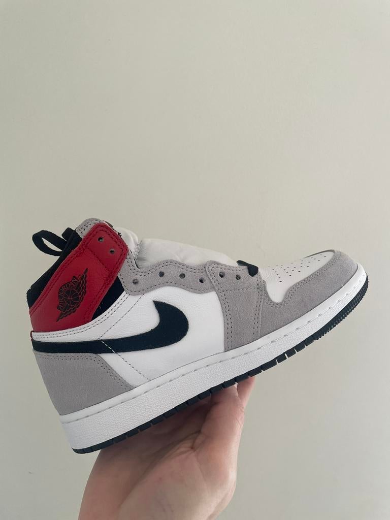 Nike Air Jordan 1 High ‘Smoke Grey’ 36, Kleding | Dames, Schoenen, Nike, Nieuw, Ophalen of Verzenden, Sneakers of Gympen