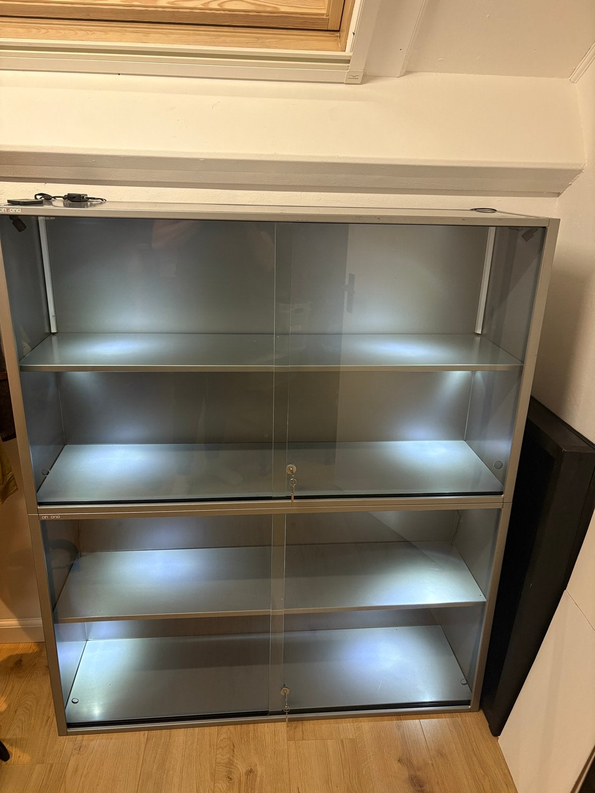 2 Glazen vitrinekasten met verlichting en sloten, Huis en Inrichting, Ophalen, Gebruikt, 100 tot 150 cm, 50 tot 100 cm