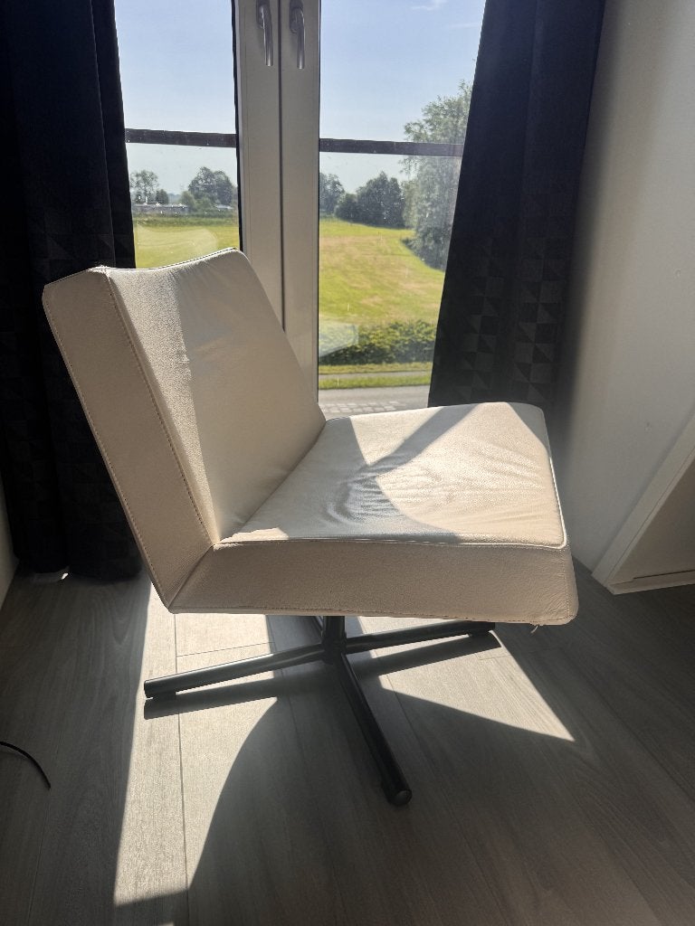 White Leather Chair, Huis en Inrichting, Stoelen, Ophalen, Wit, Leather, swivel, Zo goed als nieuw