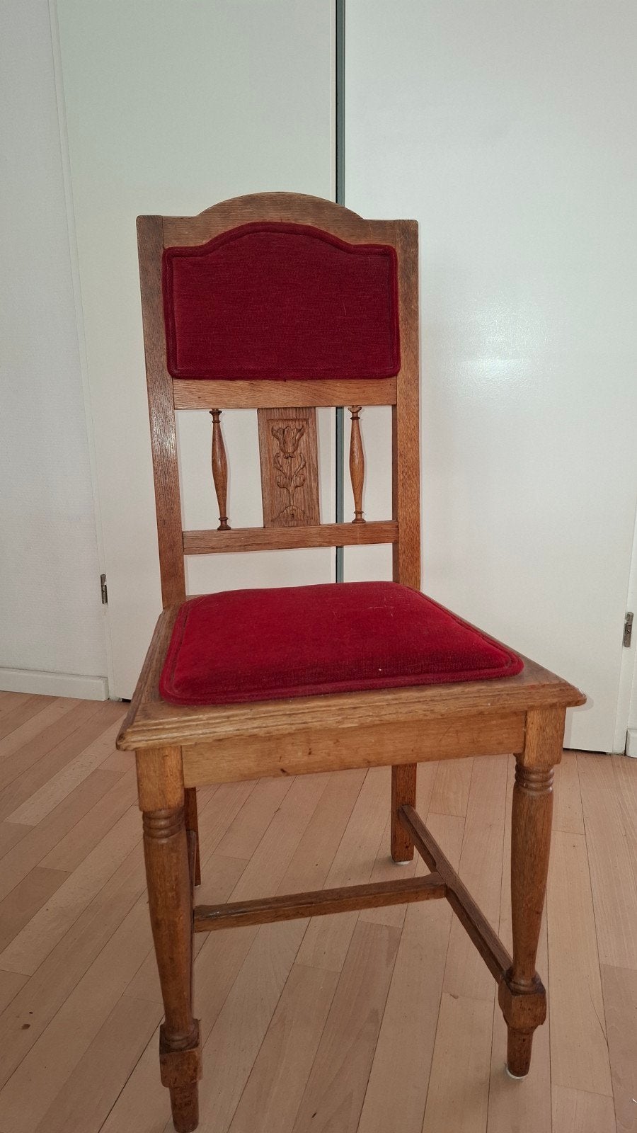 Antieke houten eetkamerstoel met rode bekleding, Ophalen