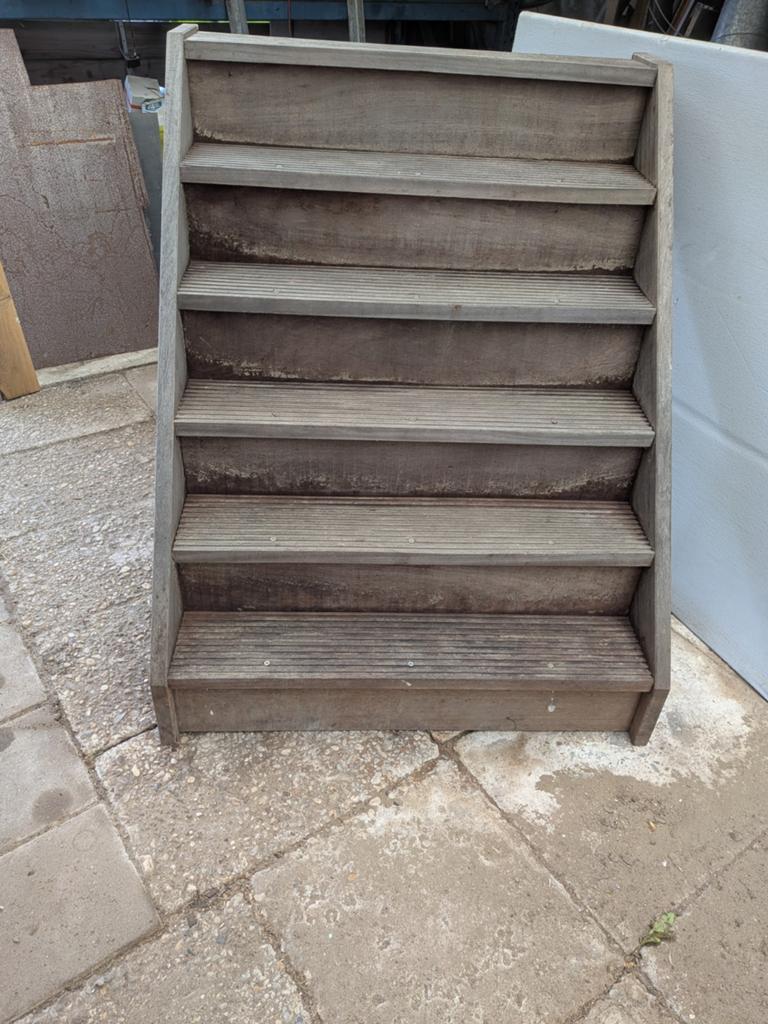 Hardhouten trap voor bijvoorbeeld in de tuin, terras, podium, Ophalen, Zo goed als nieuw