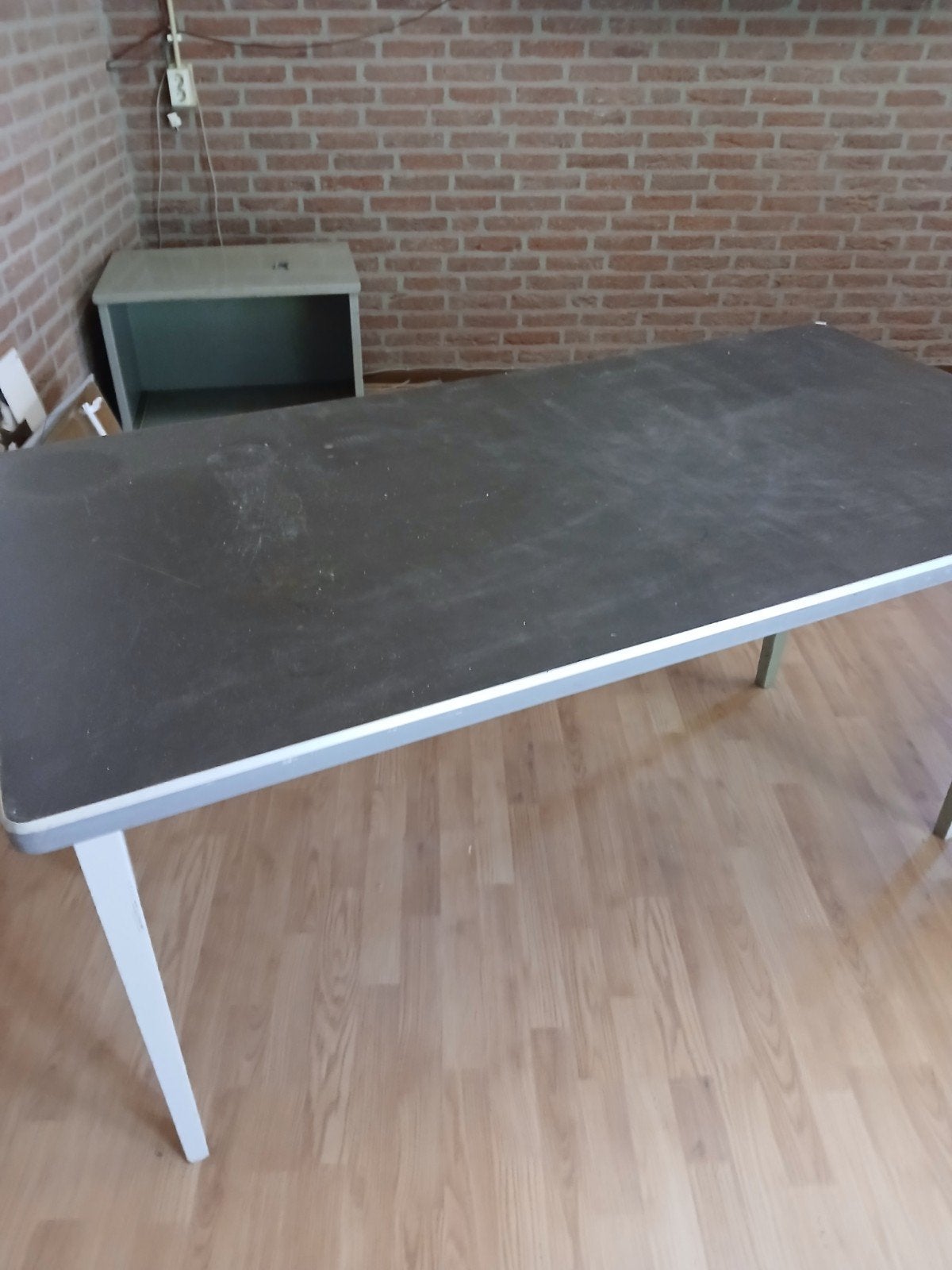 Grote gebruikte tafel met metalen onderstel, Huis en Inrichting, Ophalen, Gebruikt, Overige materialen, 50 tot 100 cm