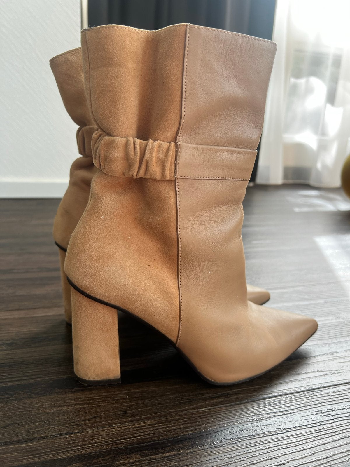 Lodi suède leer laarzen, maat 38, hak 8 cm, Beige, Lage of Enkellaarzen, Ophalen of Verzenden, Gedragen