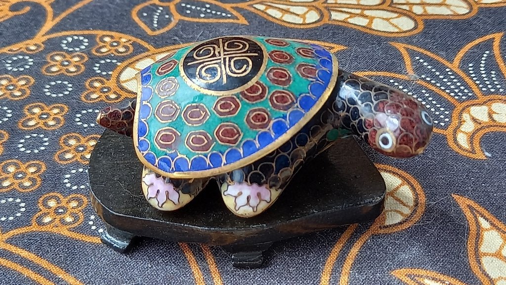 Mooi oud Chinees doosje van cloisonne als schildpad 6,7 cm., Ophalen of Verzenden, China, Meerkleurig, Doos