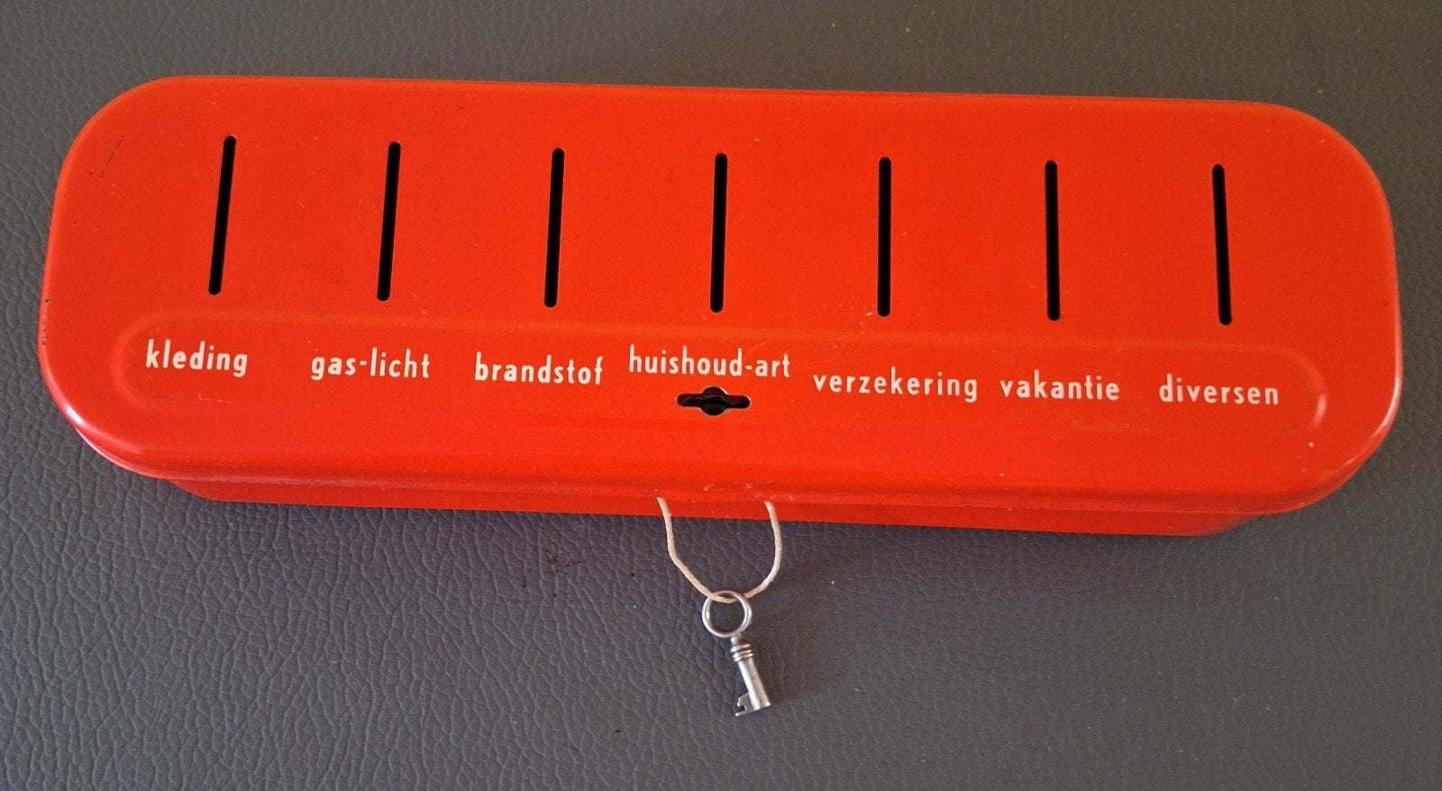 Oude oranje Brabantica huishoud spaarpot met sleutel, Verzamelen, Spaarpotten, Ophalen of Verzenden, Gebruikt, Metaal of Blik