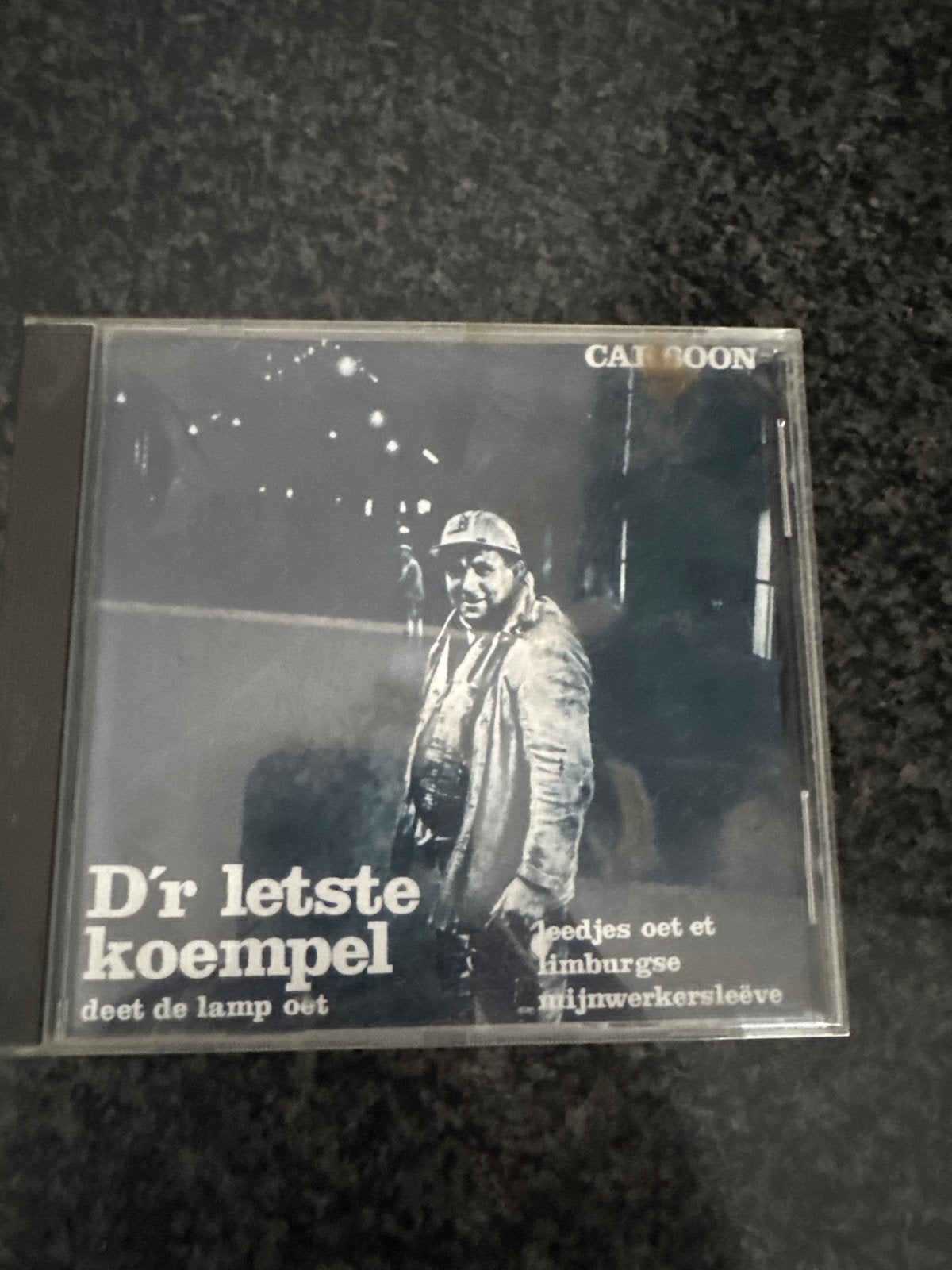 Carboon - D'r Letste Koempel Deet De Lamp Oet CD, Ophalen of Verzenden, Gebruikt, Album, Inclusief boekje