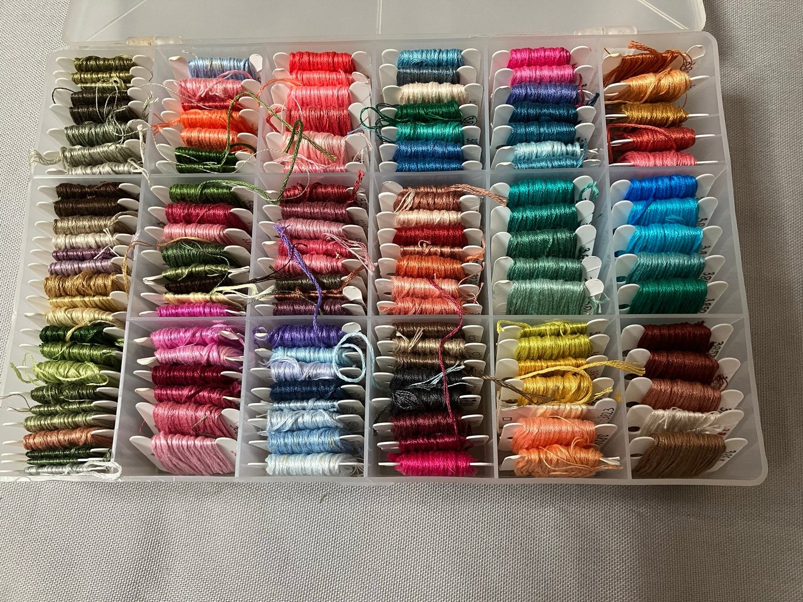 Borduurgaren set met opbergdoos en accessoires, Ophalen of Verzenden, Gebruikt, Handborduren, Borduurgaren of Zijde