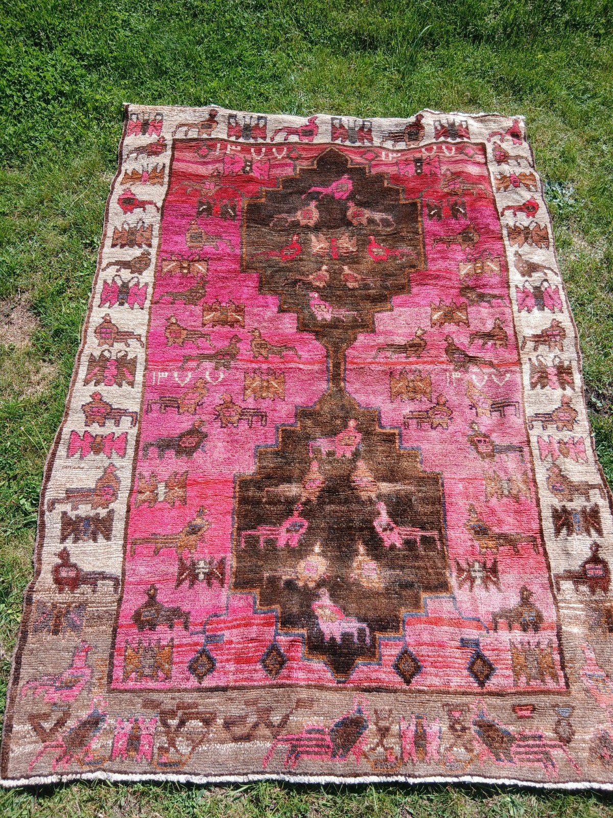 Vintage Roze Perzisch Tapijt met Dierenmotieven, Huis en Inrichting, Stoffering | Tapijten en Kleden, Ophalen, Gebruikt, 100 tot 150 cm