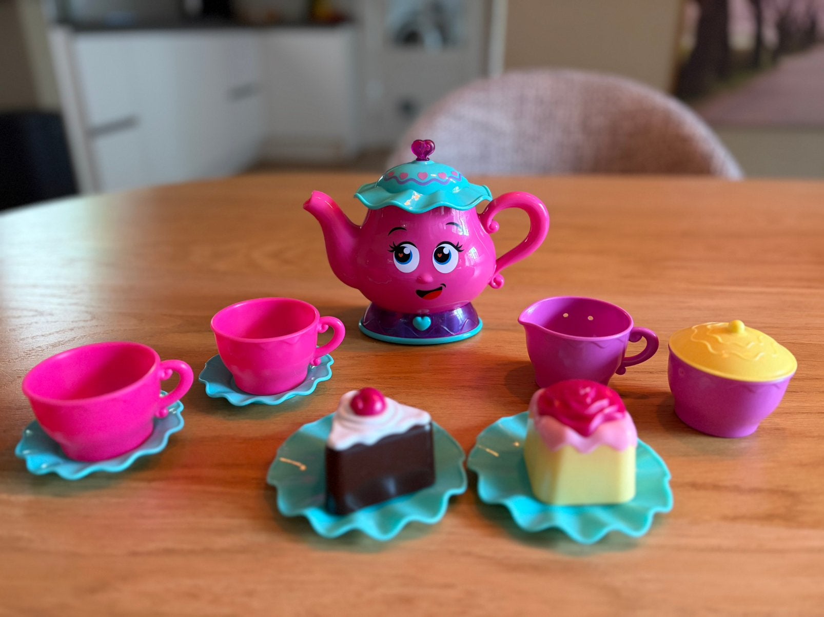Thee serviesje, Kinderen en Baby's, Speelgoed | Speelkeukens, Ophalen of Verzenden, Zo goed als nieuw, Kunststof, Speelkeuken-accessoire