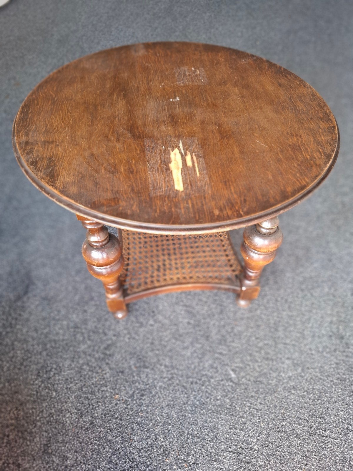 Antieke ronde bijzettafel met rotan onderblad, Ophalen