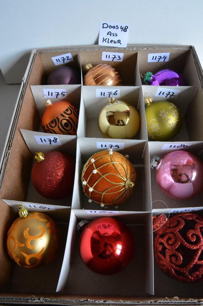 Kerstballen gekleurd Doos 48, Ophalen of Verzenden, Zo goed als nieuw