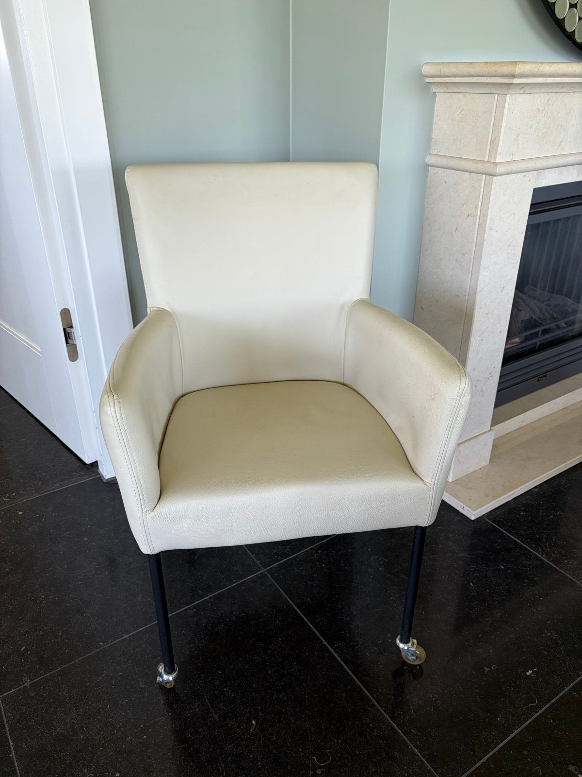 Twee leren eetkamerstoelen met wieltjes, Ophalen, Gebruikt, Twee, Overige kleuren
