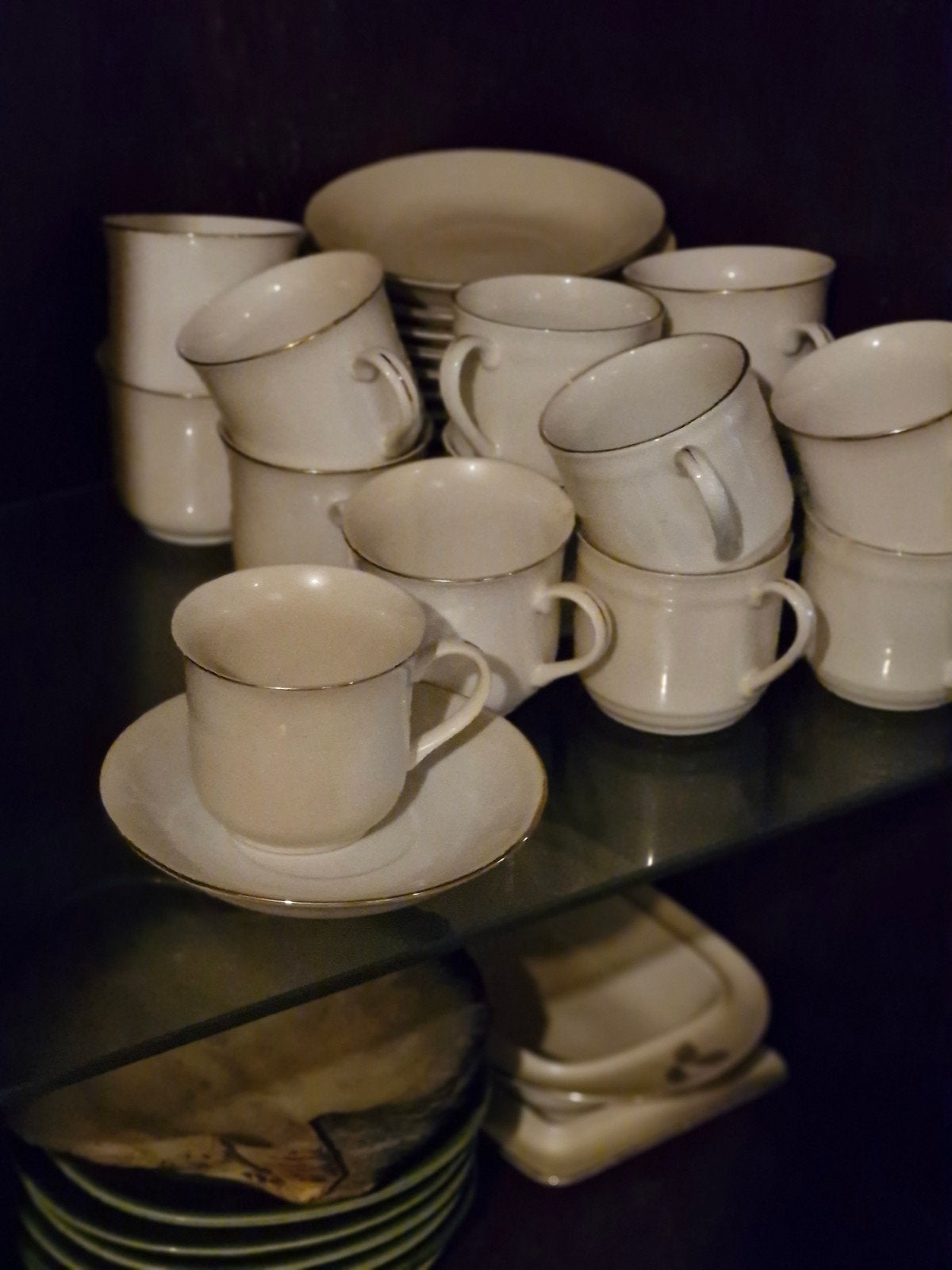 14 kopjes en schoteltjes
Wit met goud, Ophalen, Zo goed als nieuw, Kop(pen) en/of Schotel(s)