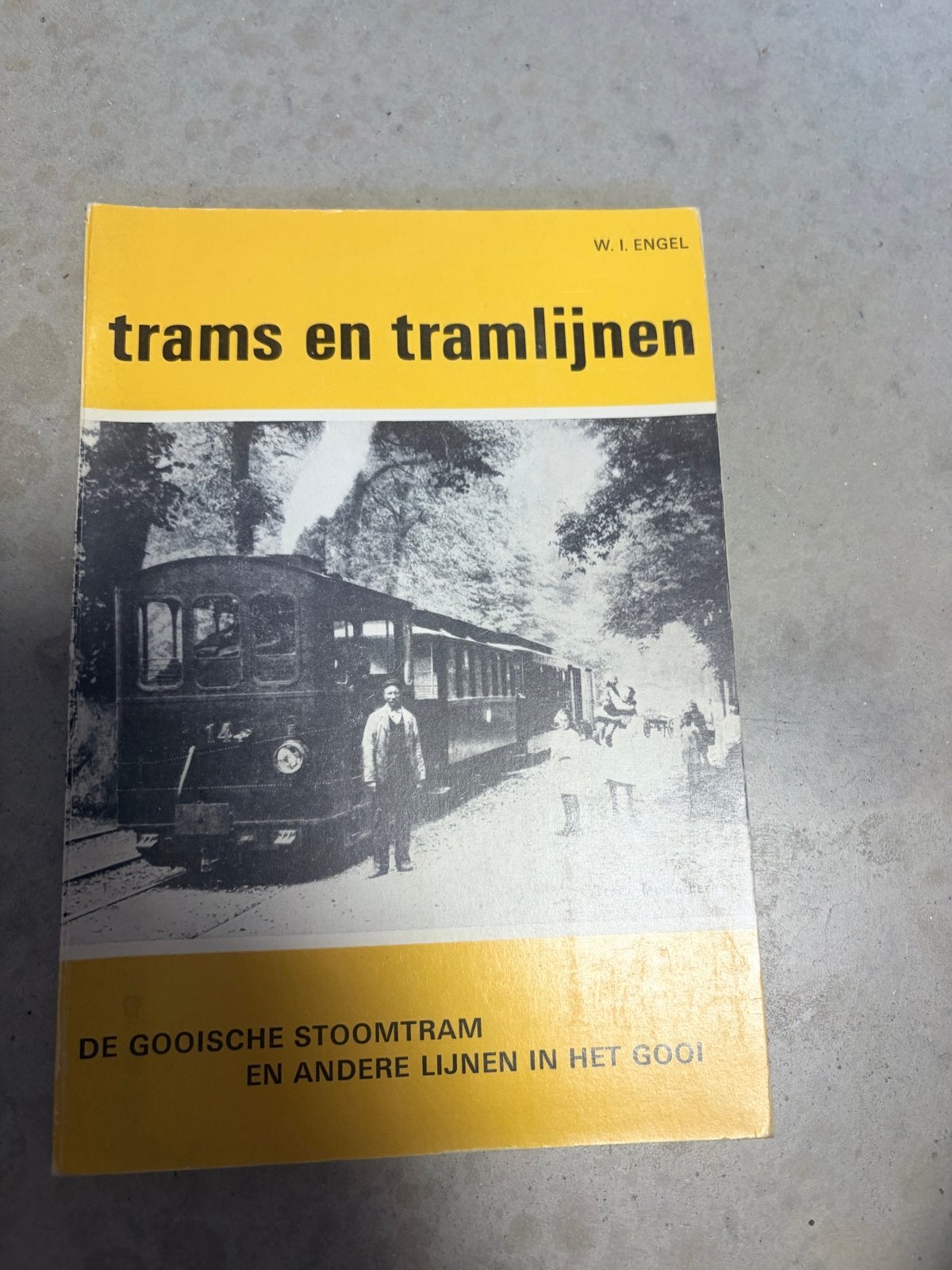 Trams en Tramlijnen Boeken - Diverse Uitgaven, Boeken, Ophalen of Verzenden, Gelezen, Tram