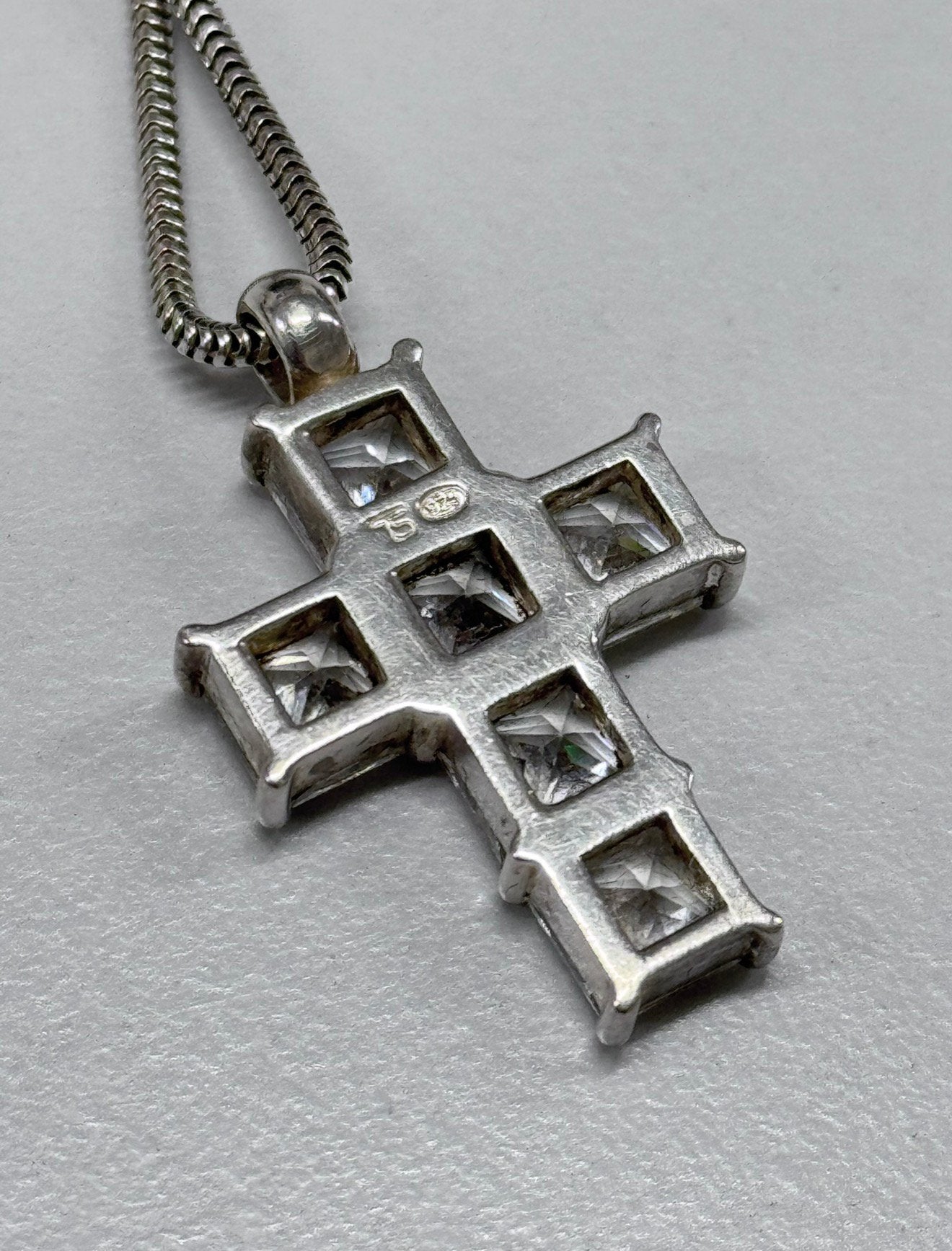 Prachtige kruisketting + 6 briljanten stenen, religie geloof, Ophalen of Verzenden, Zo goed als nieuw, Sieraad, Christendom | Katholiek