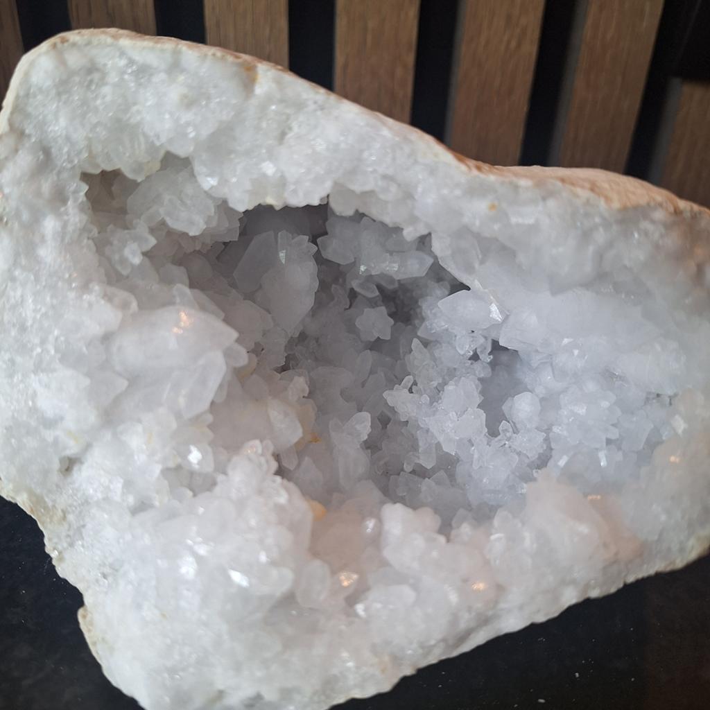 Prachtige Kwarts Geode - Natuurlijke Kristalformatie, Sieraden, Tassen en Uiterlijk, Edelstenen, Ophalen of Verzenden, Zo goed als nieuw