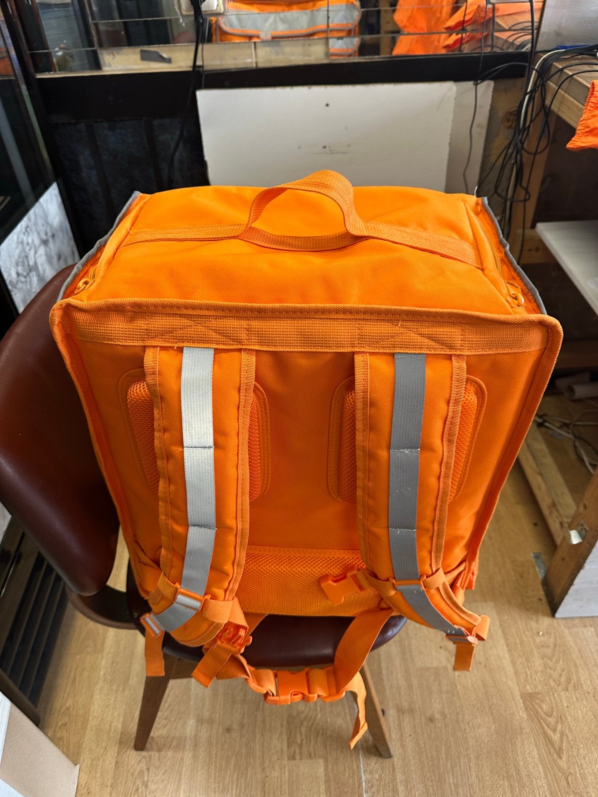 Thuisbezorgd tas and raincoat - Oranje, 40 cm of meer, Ophalen of Verzenden, Zo goed als nieuw, Waterdicht