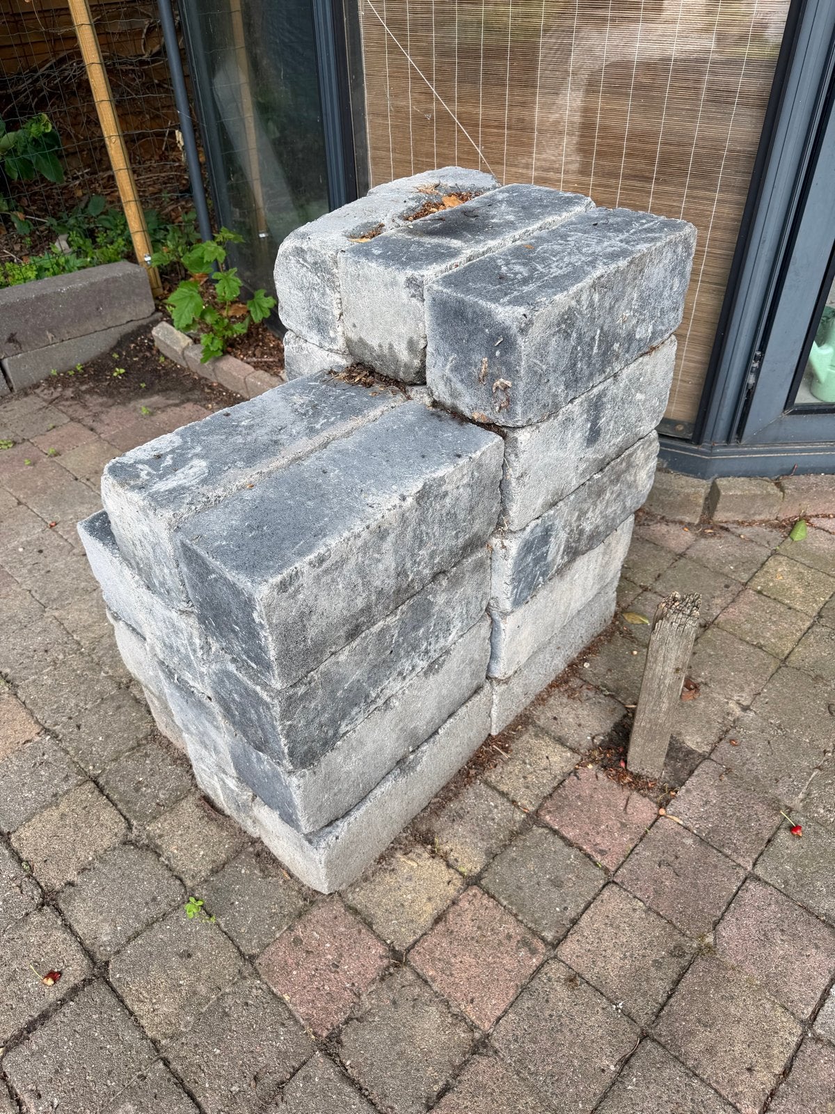 Gratis: Gebruikte beton tegels /blokken voor de tuin, Doe-het-zelf en Verbouw, Tegels, Ophalen, Gebruikt, 5 tot 10 m², 20 tot 40 cm