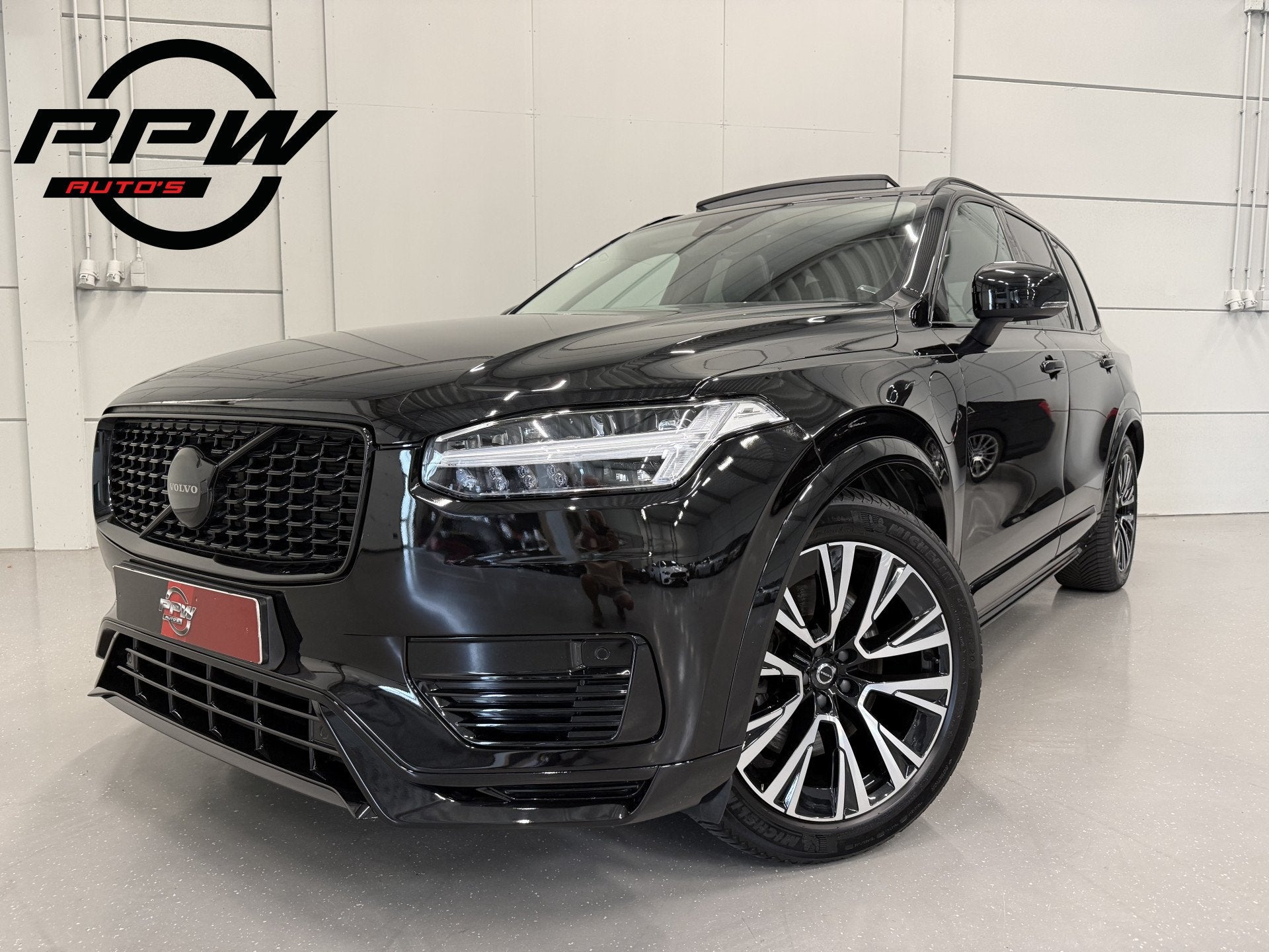 Volvo XC90 T8 Recharge AWD R-Design PANO/LUCHTVERING/TREKHAA, Auto's, Volvo, Gebruikt, Zwart, 4 cilinders, 7 stoelen
