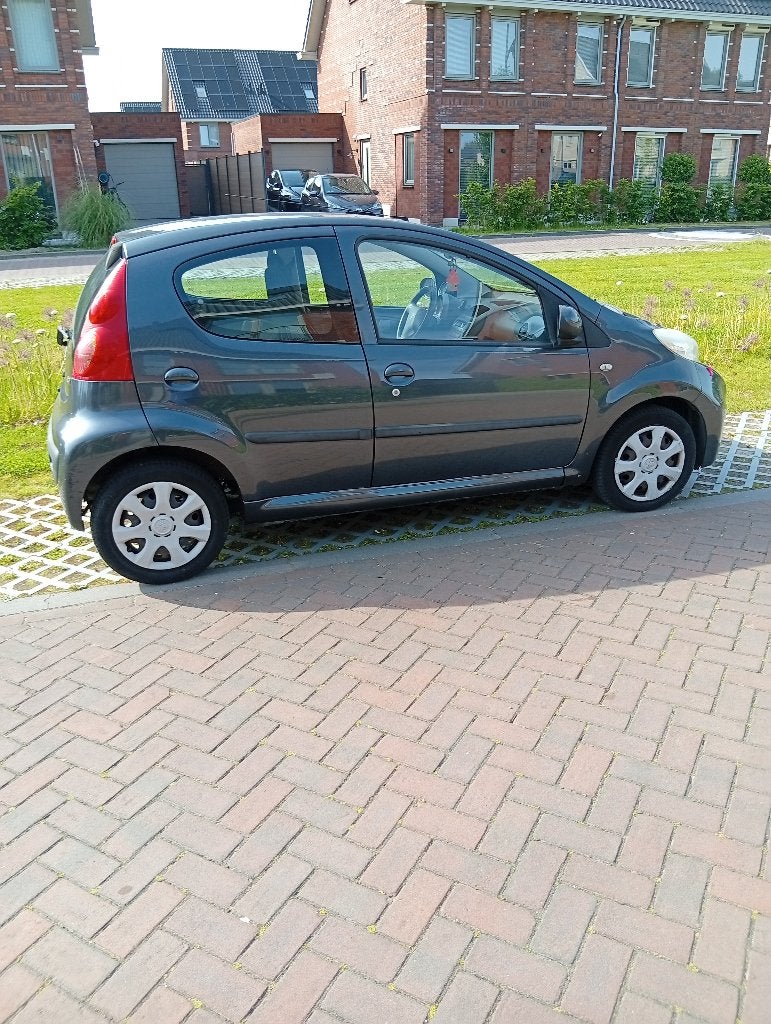 Peugeot 107 1.0 12V 5DR 2011 Grijs, Auto's, Voorwielaandrijving, Beige, 4 stoelen, 68 pk