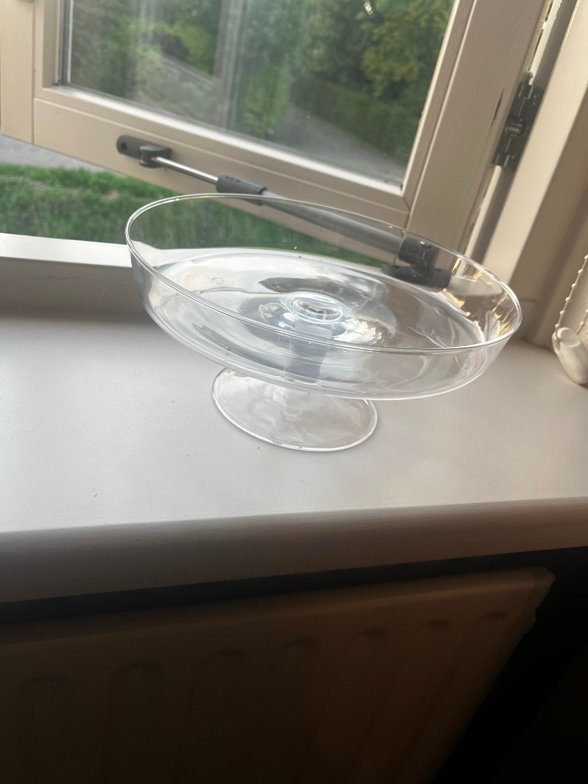 Glazen schaal op voet - Gebruikt, maar nog goed te gebruiken, Schaal, Rond, Ophalen of Verzenden, Glas
