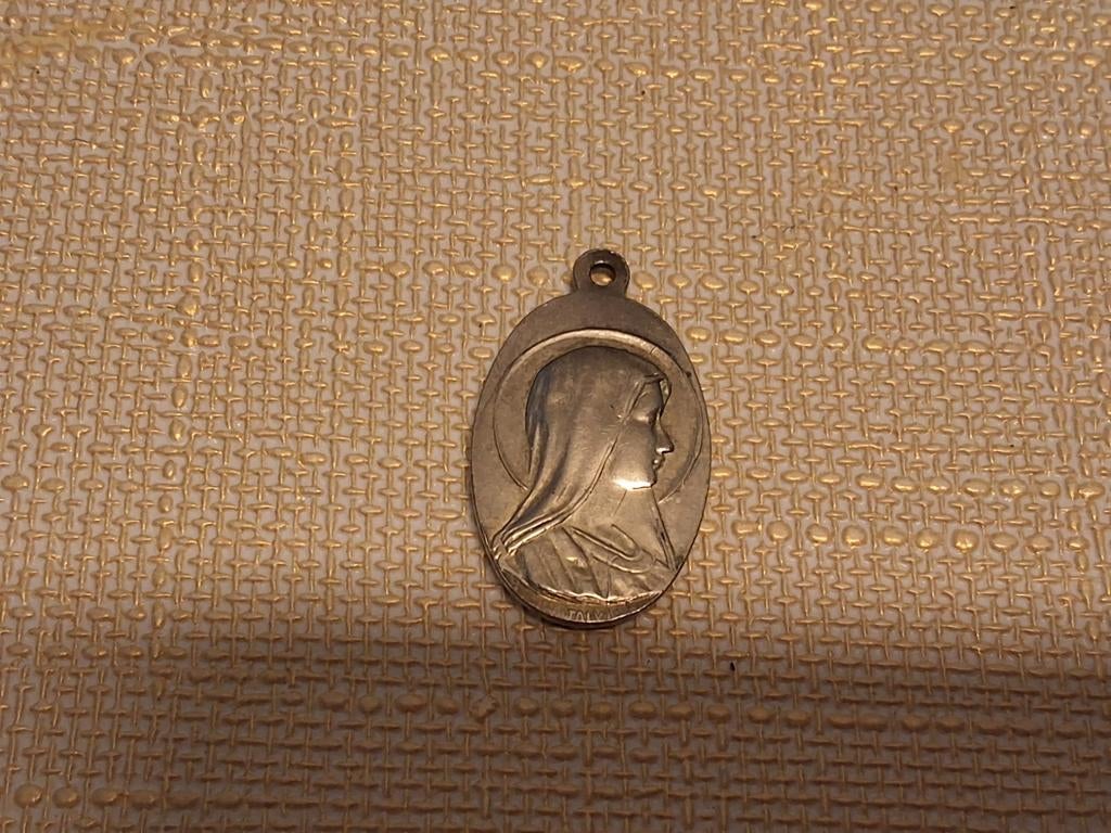 Vintage Medaille Grot van Lourdes: Heilige Maagd Maria, Overige merken, Overige materialen, Gebruikt, Ophalen of Verzenden
