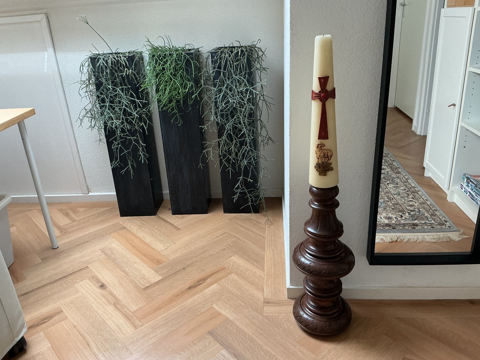 Grote oude houten kandelaar met grote handgemaakte Paaskaars, Ophalen, Gebruikt, Bruin, Kandelaar