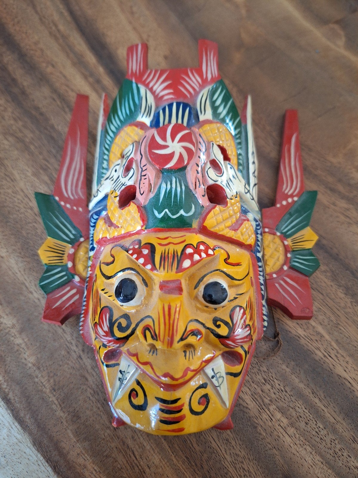 Kleurrijk Chinees houten masker Handgesneden en beschilderd., Hout, Masker, Ophalen of Verzenden, Handgemaakt