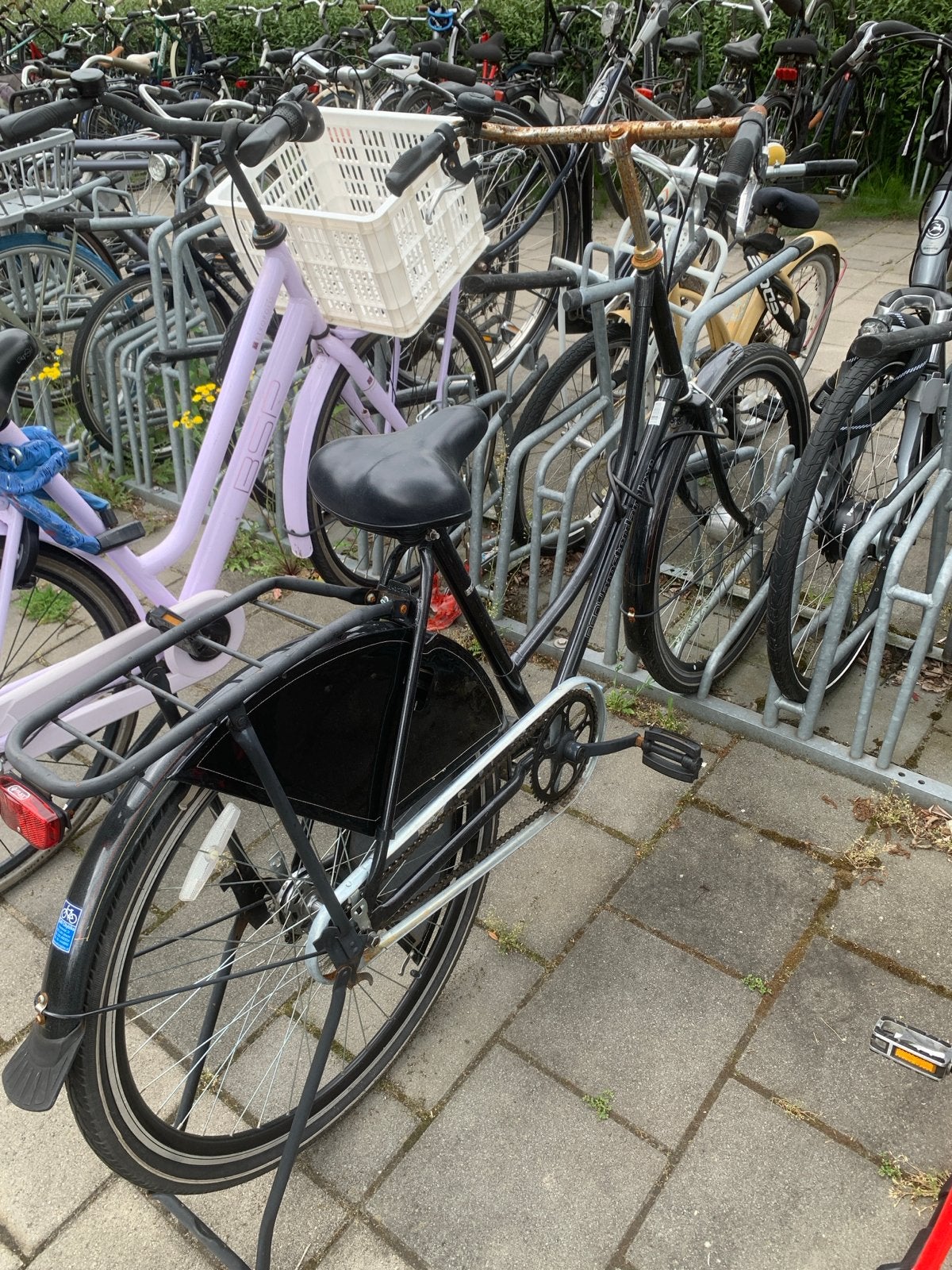 Zwarte damesfiets met voordrager, Fietsen en Brommers, Fietsen | Dames | Damesfietsen, Ophalen, Gebruikt, Overige merken, Versnellingen