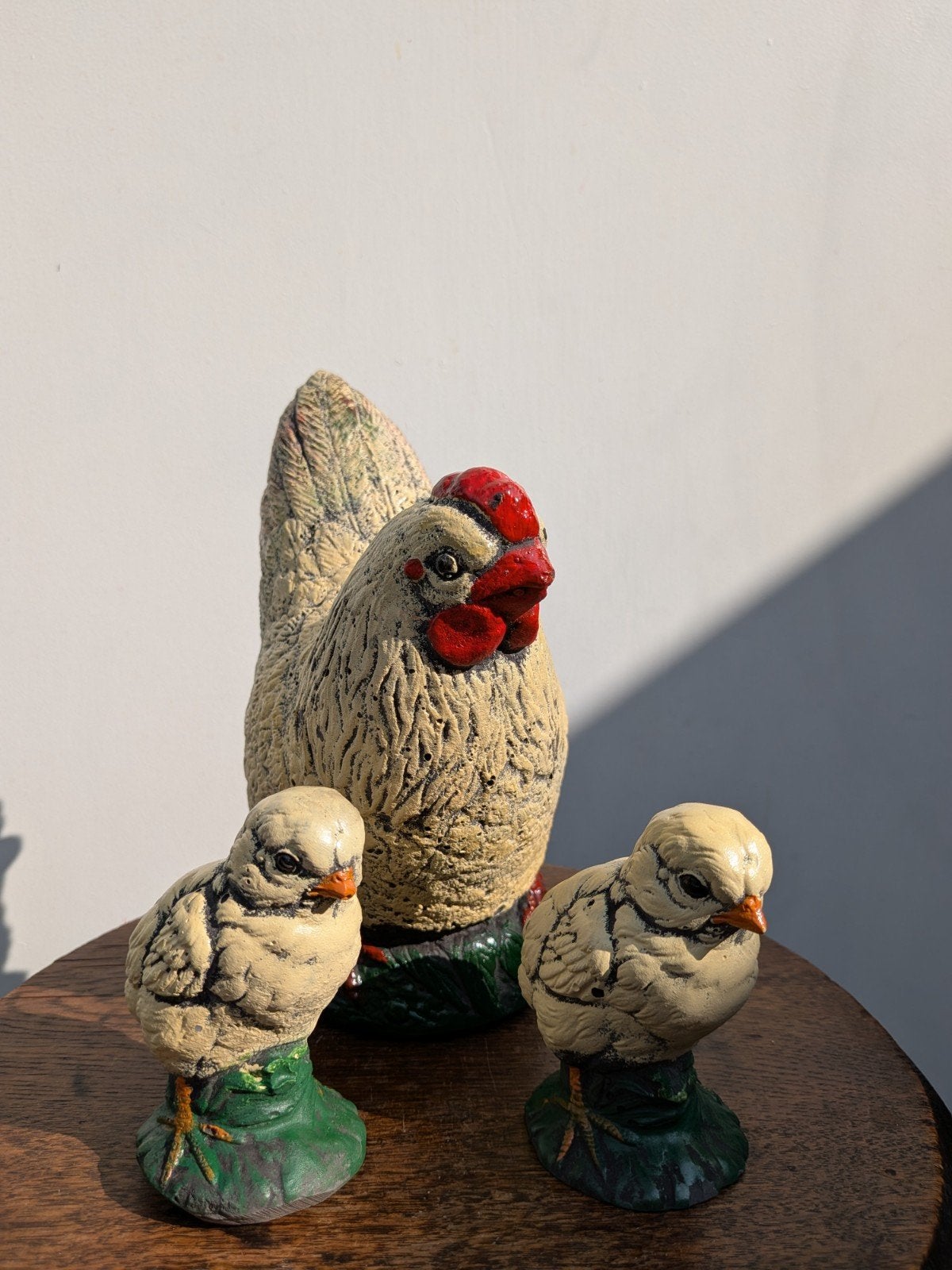 Nieuw Porselino Kip met 2 kuikens beeldje, Ophalen of Verzenden, Nieuw, Boerderijdier, Beeldje of Figuurtje