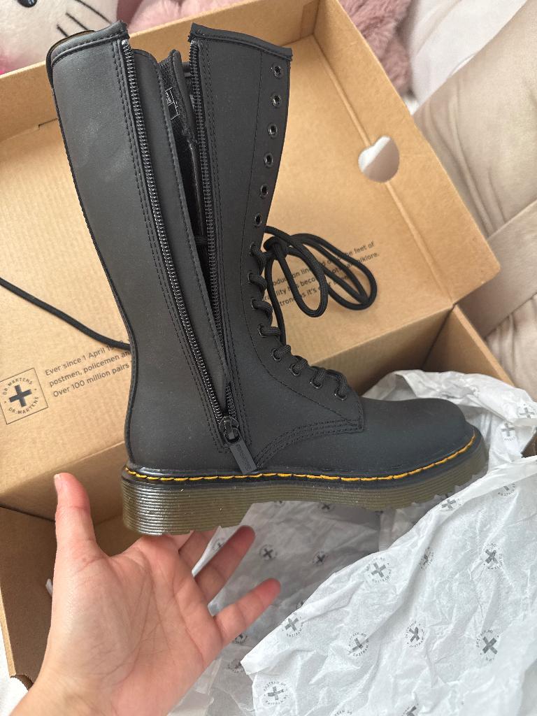 Te koop nieuwe airwair Martens in doos mt 31, Jongen of Meisje, Schoenen, Nieuw, Ophalen of Verzenden