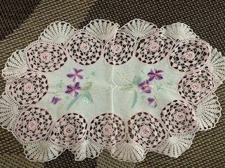 Jaren 50 hand geborduurd tafelloper 55x33cm roze lila kant, 55 cm, Ophalen of Verzenden, Zo goed als nieuw, Katoen