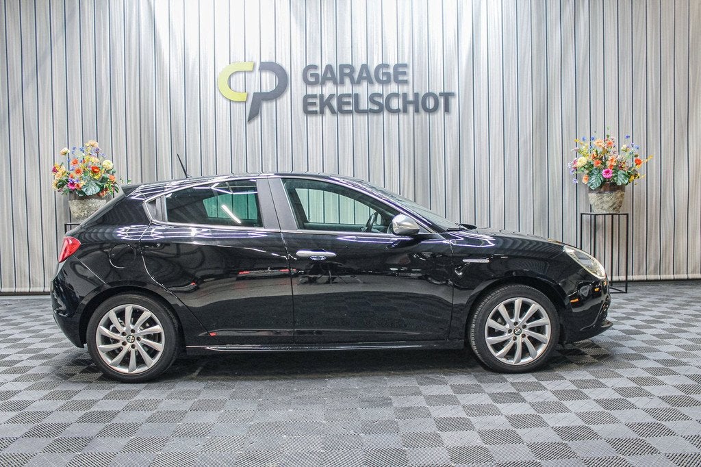 Alfa Romeo Giulietta 1.4 T Distinctive|Trekhaak|Airco|Cruise, Auto's, Alfa Romeo, Voorwielaandrijving, Euro 5, Gebruikt, Zwart