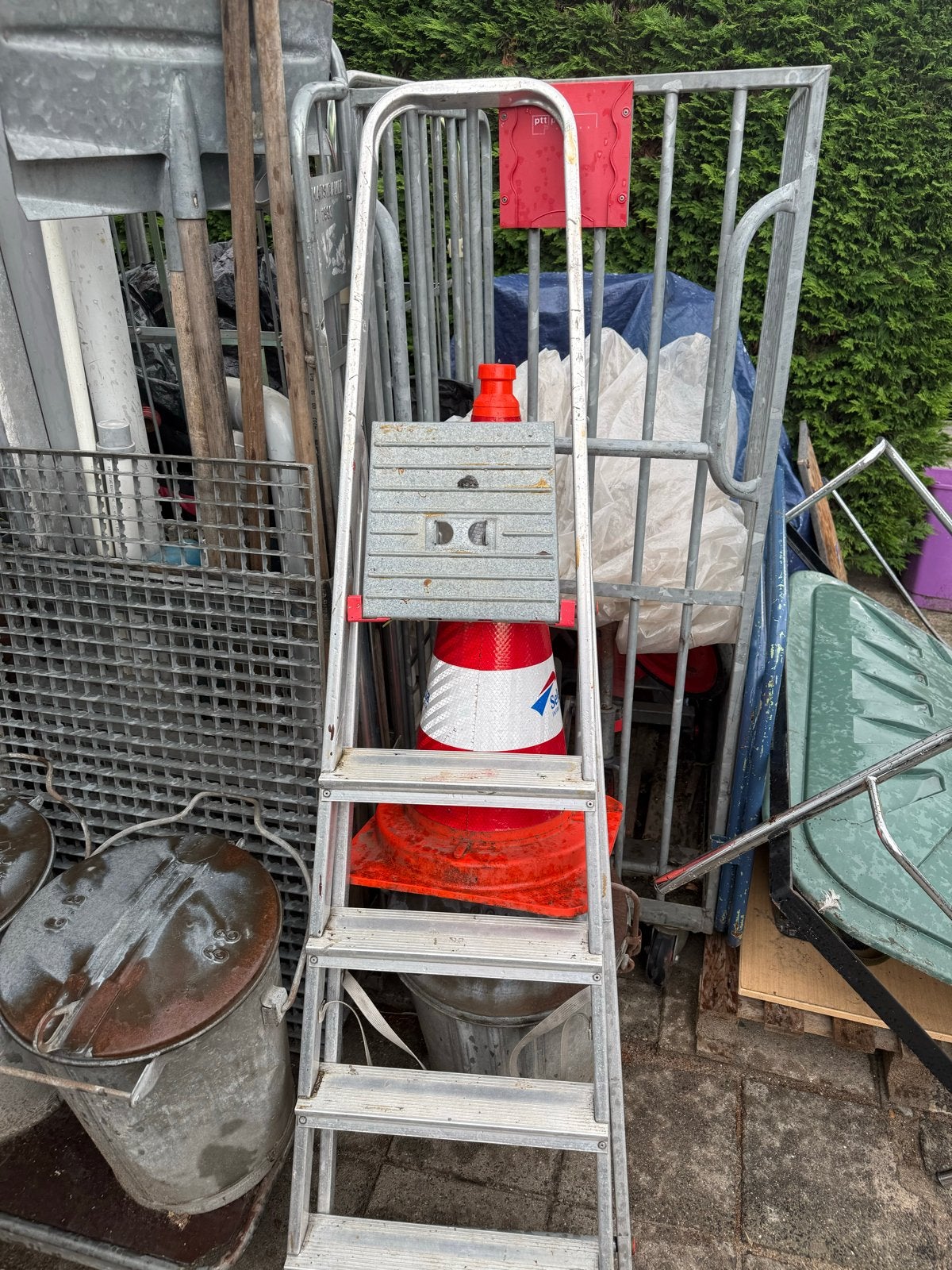 Stevige trap 3/4 treden, ideaal voor diverse klussen, Ophalen of Verzenden, Gebruikt, Minder dan 2 meter