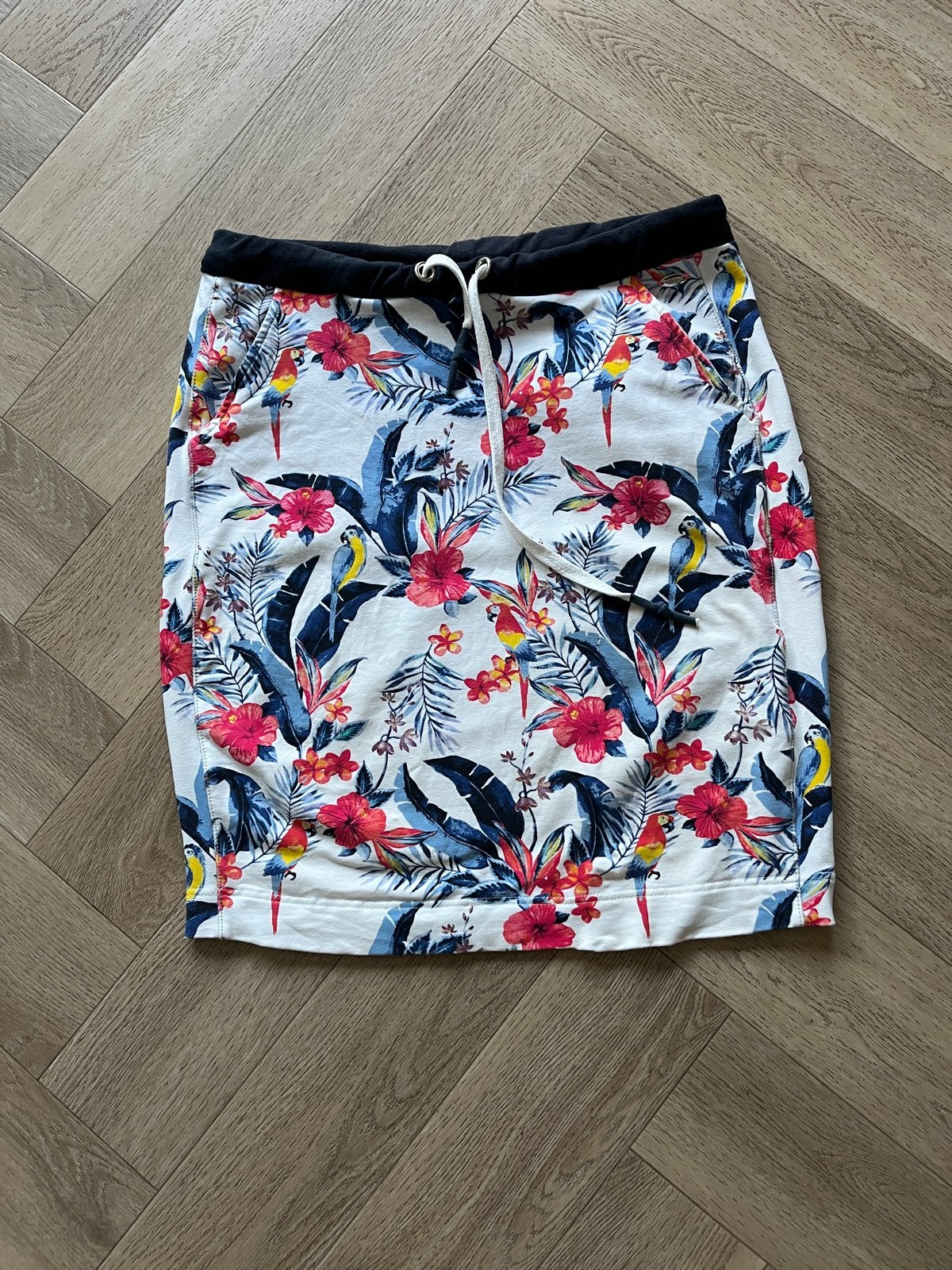 HV Society rok met tropische print en papegaaien, Kleding | Dames, Rokken, Maat 38/40 (M), Meerkleurig, Ophalen of Verzenden, Zo goed als nieuw