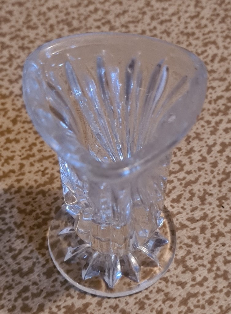 Vaasje klein van geslepen glas, Antiek en Kunst, Ophalen of Verzenden