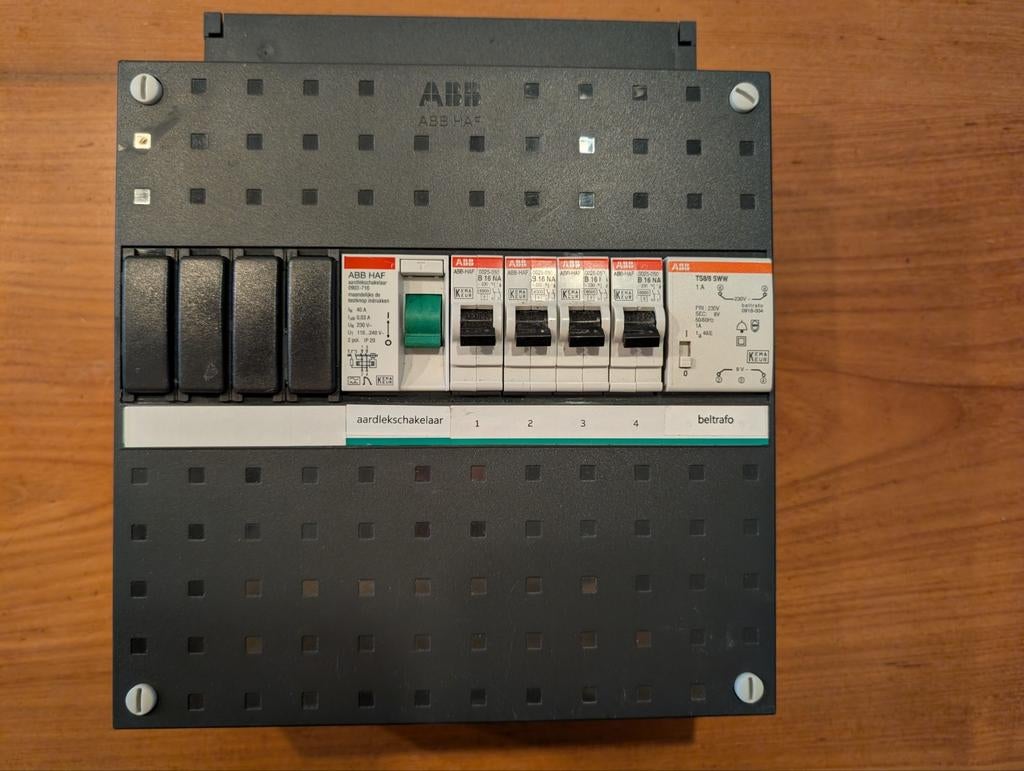 Nette ABB HAF groepenkast. Busboard. 4 groepen 1 fase., Doe-het-zelf en Verbouw, Ophalen of Verzenden, Zo goed als nieuw, Overige typen