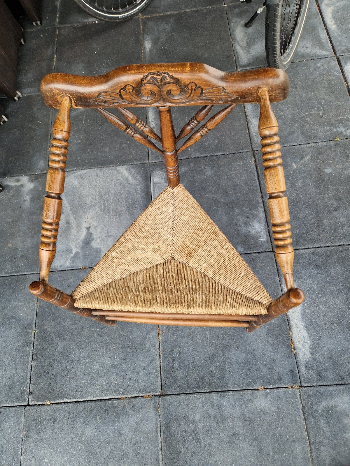 Antieke houten hoekstoel met rieten zitting, Antiek en Kunst, Antiek | Meubels | Stoelen en Banken, Ophalen