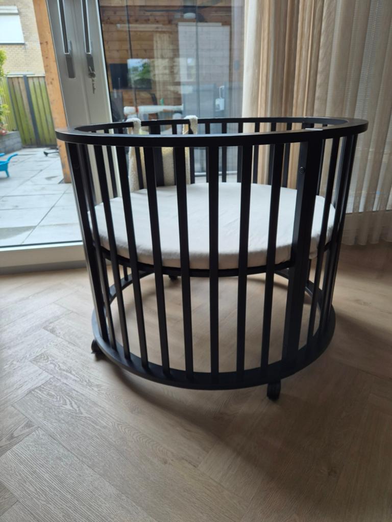 Europa Baby Rond Ledikant Zwart Inclusief Matras, Ophalen, Gebruikt, Rond, In hoogte verstelbaar