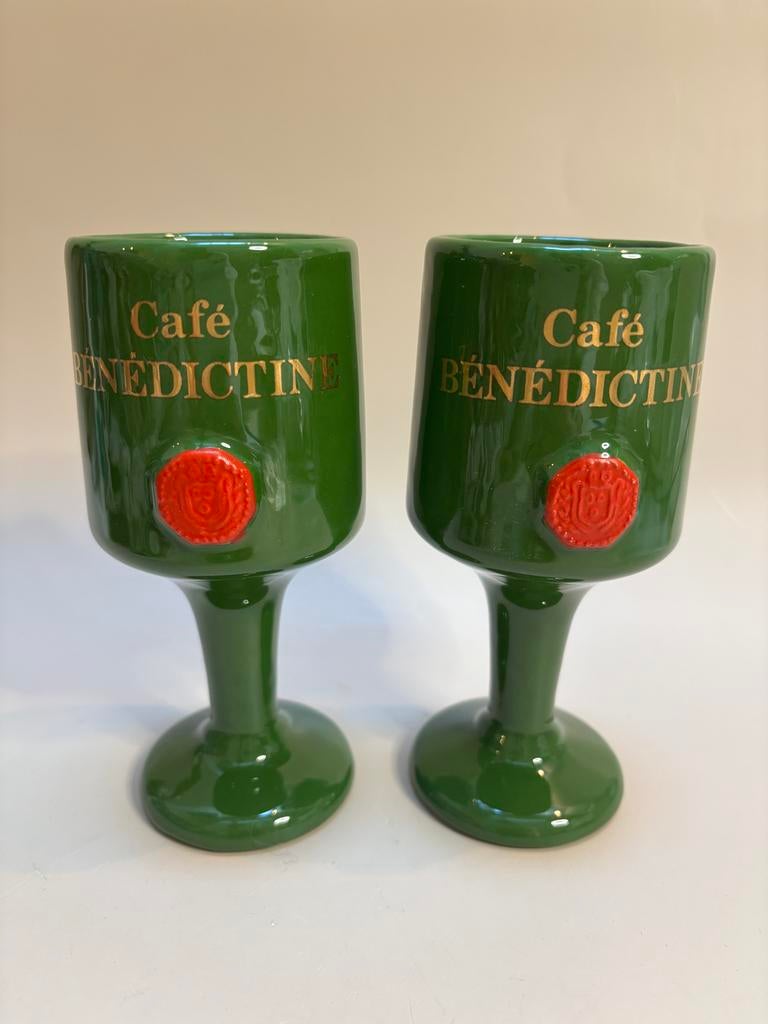 Set vintage mokken op voet "Café Bénédictine”, Keramiek, Ophalen of Verzenden, Zo goed als nieuw, Overige stijlen