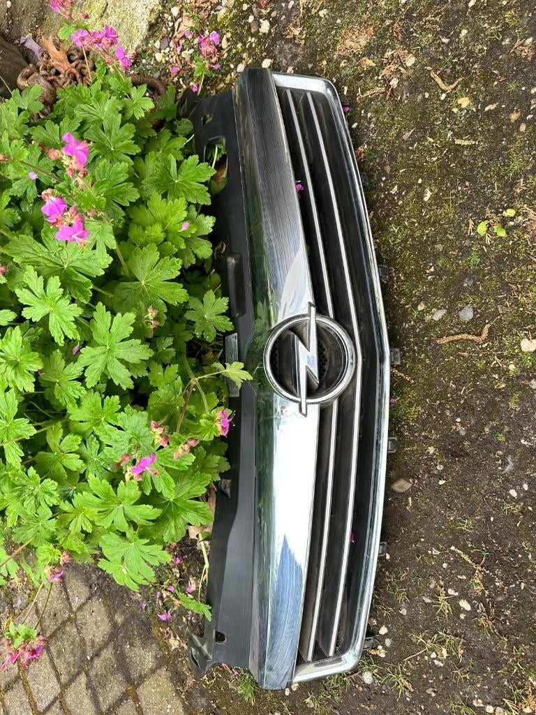Opel Astra H voorbumper bovenste radiator grille 13225780, Ophalen, Gebruikt, Opel, Bumper