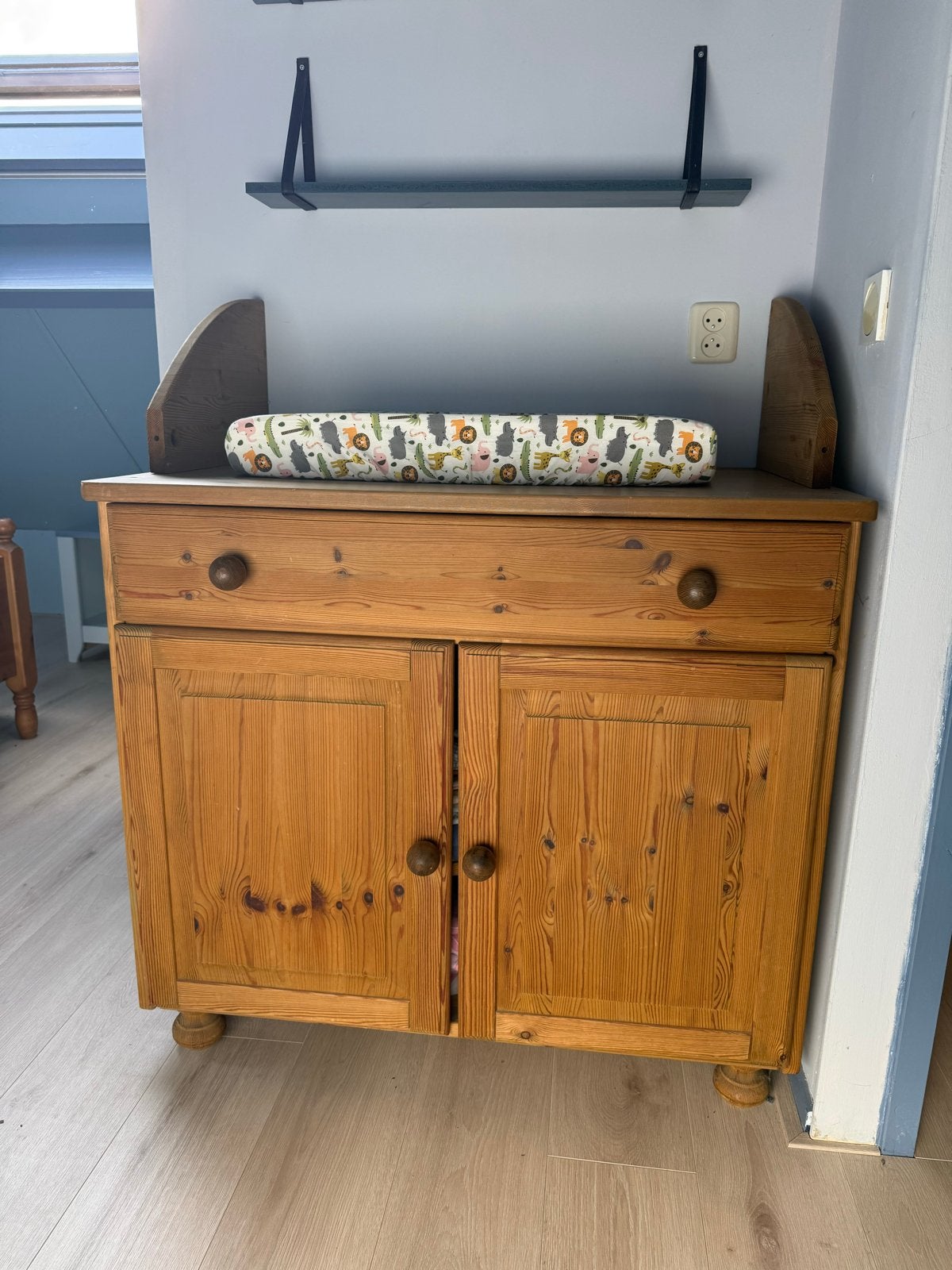 Houten Commode met Opstaande Rand, Ophalen, Gebruikt, 50 tot 70 cm, 75 tot 100 cm