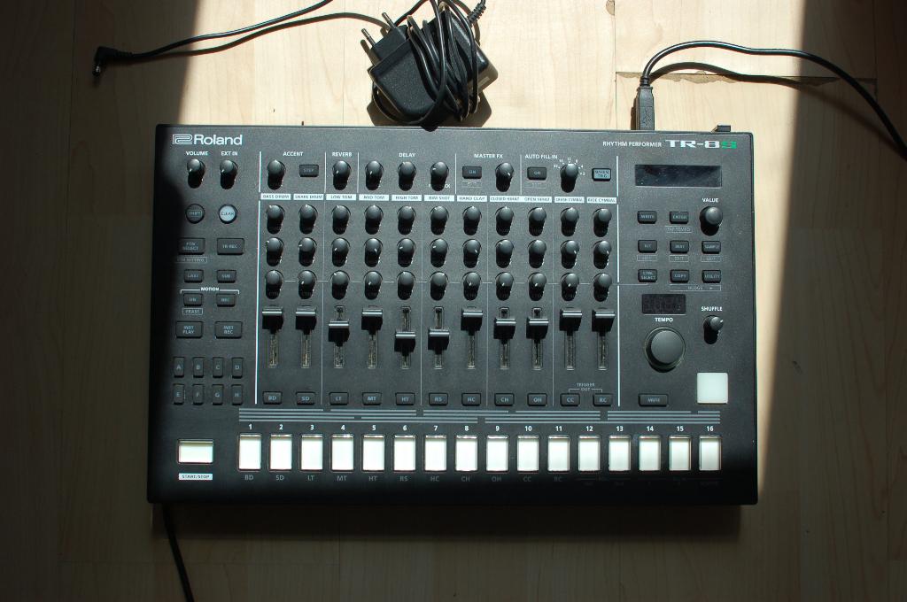 Roland TR-8S, Muziek en Instrumenten, Ophalen, Zo goed als nieuw, Roland