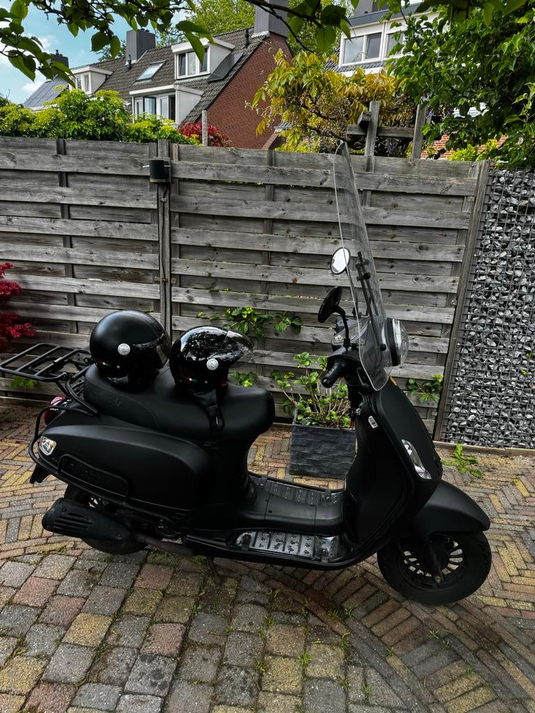 Sourini Scooter - Mat Zwart met Windscherm, Fietsen en Brommers, Snorfietsen en Snorscooters, Zo goed als nieuw, Benzine, Ophalen